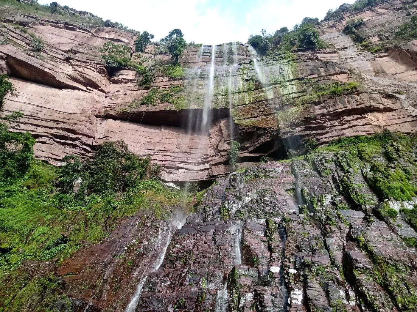 Cascada sobre roca